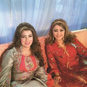 المطربة بسمة مع المذيعة مشاعل الزنكوي اثناء تصوير السهرة التلفزيونية