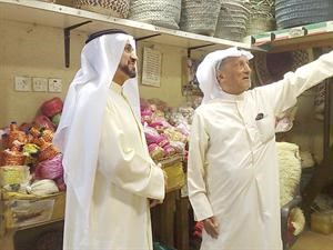 الوزير دفاضل صفر يستمع الى احد اصحاب المحلات
