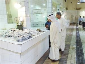 ويتفقد سوق السمك
