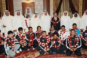 ابطال الرماية مطوقين بالورود﻿
