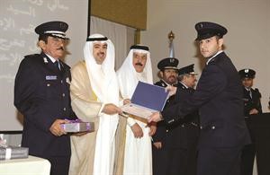 الوزير الراشد والفريق الفارس واللواء المنصوري خلال تكريم احد الخريجين﻿