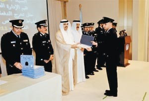 الوزير الراشد والفريق الفارس واللواء المنصوري وقيادات الاطفاء خلال تكريم خريج اخر
