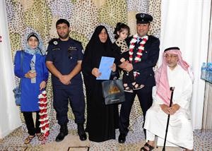 الضابط عباس الشواف في صورة تذكارية مع العائلة﻿