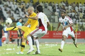 مهاجم الوصل دوندا يروض الكرة بمحاصرة مدافع الجزيرة موقع الوصل
