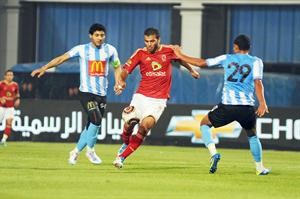 لاعب الاهلي عماد متعب يمر من مدافعي الداخلية
