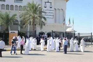 المغردون تواجدوا مقابل قصر العدل اثناء التحقيقات مع متهمين بالمساس بالذات الاميرية﻿