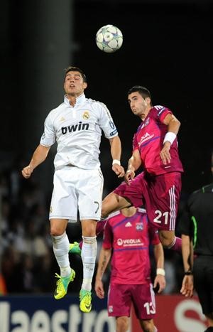 نجم ريال مدريد رونالدو يحول كرة بمضايقة الفرنسي ماكسيم غولاون افپ