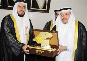 درع تذكاري للدكتور عادل الفلاح ﻿