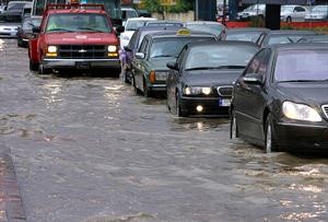 سيول غطت شوارع بيروت جراء امطار غزيرة امس محمود الطويل