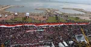 الاف السوريين تجمعوا تحت المطر تاييدا للرئيس السوري بشار الاسد في طرطوس افپ