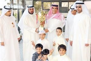 فيصل الثويران يتسلم كاس مستشفى الاحمدي﻿