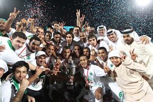 لاعبو الشباب الاماراتي يحتفلون مع كاس الخليج ﻿