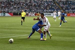 مهاجم الزمالك عمرو زكي يحاول المرور من مدافع سموحة
