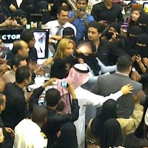 جويل محاطة بحشود من الجماهير في الظهران مول