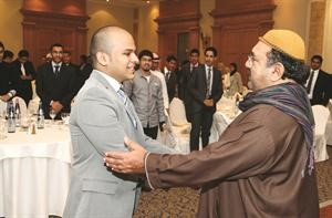 وزير الديوان الاميري الشيخ ناصر صباح الاحمد مرحبا باحد الطلبة الدارسين في مالطا﻿