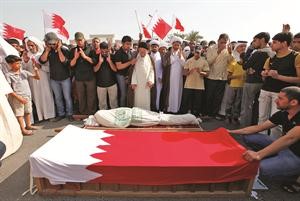 عائلة واصدقاء المتوفى خلال صلاة الجنازة عليه﻿