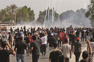 الغاز المسيل للدموع لتفريق المحتجين امس 	رويترز﻿