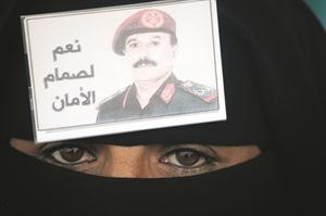 يمنية تعبر عن تاييدها لصالح بوضع صورته على راسها رويترز