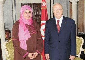 الباجي قائد السبسي في لقطة تذكارية مع الزميلة فريال حماد