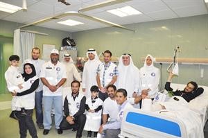 متطوعو الهلال الاحمر خلال زيارتهم للمصابين الليبيين في المستشفيات الكويتية