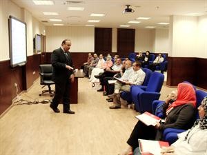 دخالد الصالح متحدثا في احدى المحاضرات التوعوية بمرض السرطان
