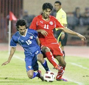 وليد علي يتعرض للمضايقة من المهاجم البحريني اسماعيل عبداللطيف 	الازرقكوم﻿