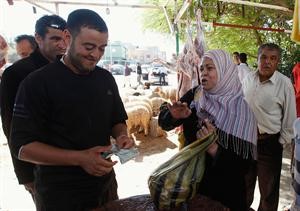 ليبية تشتري خروفا للاضحية في اول عيد بعد مقتل القذافي رويترز