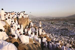الحجاج ادو الركن الاعظم في الحج بالوقوف في عرفات