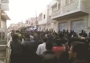 صورة بثها ناشطون على الانترنت لتشييع 2 من القتلى في خان شيخون﻿