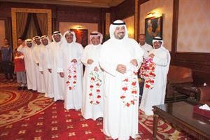 الشيخ د طلال الفهد في مقدمة مستقبلي منتخب الشباب
