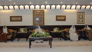 صاحب السمو الامير الشيخ صباح الاحمد وسمو ولي العهد الشيخ نواف الاحمد وجاسم الخرافي والشيخ مشعل الاحمد في المسجد الكبير﻿