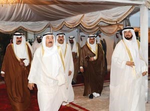 صاحب السمو الامير الشيخ صباح الاحمد وسمو ولي العهد الشيخ نواف الاحمد ورئيس مجلس الامة جاسم الخرافي والشيخ مشعل الاحمد لدى وصولهم الى المسجد الكبير