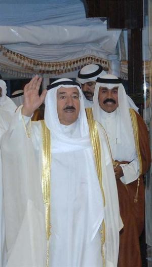 صاحب السمو الامير الشيخ صباح الاحمد محييا مستقبليه في المسجد الكبير﻿