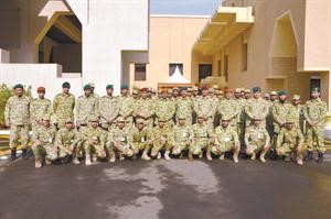 العميد الركن خالد الرقوة والعقيد الركن عدنان السعيد والعقيد الركن زيد زيد وعدد من الضباط مع بعض افراد الحرس في الحراسات الخارجية﻿