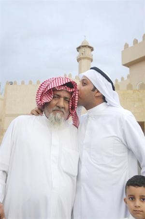 قبلة على راس الوالد﻿