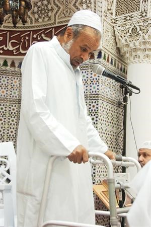 امام احد المساجد يخطب في العيد﻿