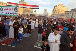 لافتات الدعاية للاخوان المسلمين وحزبهم الحرية والعدالة انتشرت في ساحات صلاة العيد امس افپ
