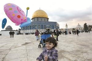 طفلة فلسطينية تحتفل بالعيد في باحة المسجد الاقصى	 افپ﻿