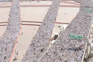 الاف الحجاج يتدفقون للمشاعر المقدسة على جسر الملك عبدالعزيز الجديد لرمي الجمرات افپ
