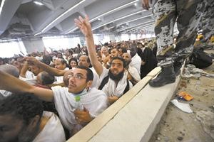 حجاج يرمون جمرة العقبة الاولى امس افپ
