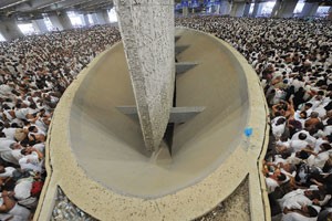 ضيوف الرحمن رموا الجمرة الكبرى في منى ونحروا الاضاحي وعدد الحجاجبلغ نحو 3 ملايين