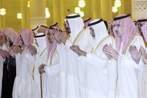 و﻿زير الدفاع السعودي صاحب السمو الملكي الامير سلمان بن عبدالعزيز يؤدي صلاة العيد في الرياض امس﻿