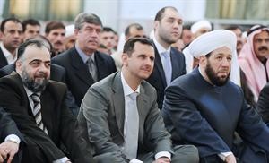 الرئيس بشار الاسد يستمع الى خطبة عيد الاضحى في جامع النور بالرقة والى جانبه مفتي سورية الشيخ احمد حسون سانا