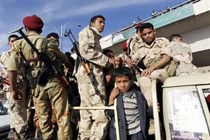 طفل يمني يقف على عربة عسكرية مع مجموعة من الجنود خلال تبادل التهنئة باول ايام عيد الاضحى افپ