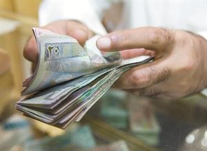 الريال السعودي والجنيه المصري والدرهم الاماراتي عملات تصدرت الكاش قبيل العيد