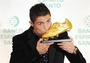 رونالدو مقبلا الحذاء الذهبي قبل عرضه لجماهير ريال مدريداپ

