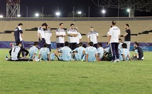 الجهازان الفني والاداري للازرق يحفزان اللاعبين قبيل مواجهتي لبنان والامارات	عادل يعقوب﻿