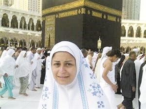 منة فضالي وهي تؤدي مناسك الحج﻿