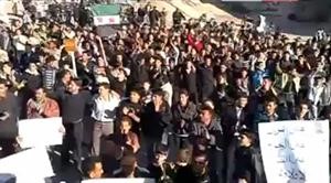 صورة وزعها ناشطون على الانترنت لمظاهرة في كفرومة بمحافظة ادلب امس﻿