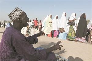 داعية نيجيري يقرا الادعية خلال الاحتفال بعيد الاضحى المبارك امس	افپ﻿